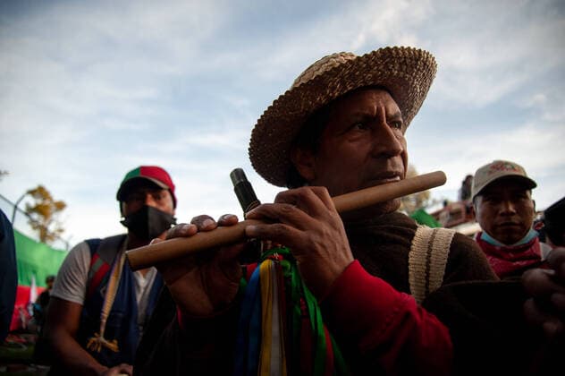 IMAGO Creative: Kollidierende Kulturen Indigenous tribes are received in the sports complex El Palacio de los Deportes in Bogota, by former mayor Claudia Lopez, to protest against the goverment of president Ivan Duque in demonstrations that started at the Cauca region where the minga started their trip to capital of Colombia, in Bogota, Colombia on October 18 2020 Bogota Cundinamarca Colombia Copyright: xChepaxBeltranx CHE_ming20201018047