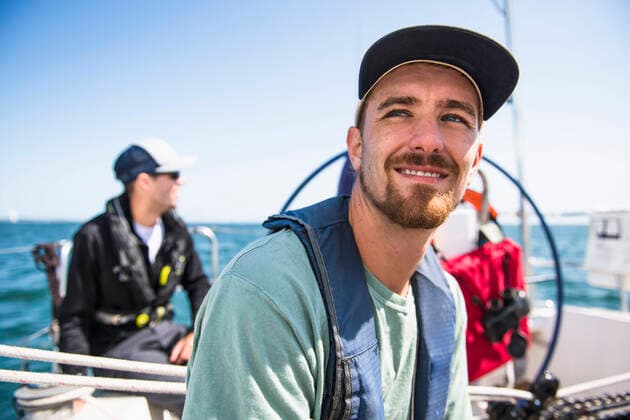 Man smiling during a family sail on sunny summer day Stonington, CT, United States CR_CABR201016-514973-01 ,model released, Symbolfoto