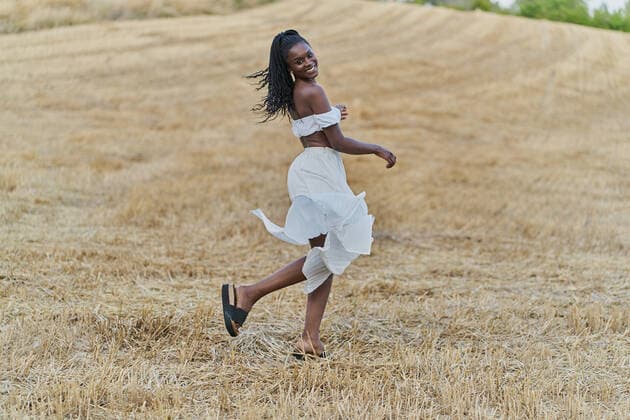 IMAGO Creative: Clickbait, Modetrends Photo session of a beautiful and happy black woman in a wheat field Elcarte, Navarra, Spain CR_SEBO201016C-516436-01 ,model released, Symbolfoto