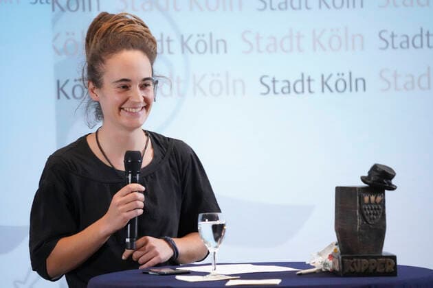 Bilder des Jahres 2020, News 10 Oktober News Themen der Woche KW43 News Bilder des Tages Verleihung des Karl-Kuepper-Preis 2020 fuer Carola Rackete im Historischen Rathaus Koeln 19.10.2020, Koeln, Carola Rackete schmunzelt und laechelt bei ihrer Reden bei der Verleihung des Karl-Kuepper-Preis fuer ihr besonderes Engagement und Zivilcourage in der Fluechtlingshilfe im historischen Rathaus Koeln Nordrhein-Westfalen Deutschland *** Presentation of the Karl Kuepper Award 2020 for Carola Rackete in the Historical City Hall Cologne 19 10 2020, Cologne, Carola Rackete smiles and smiles during her speech at the presentation of the Karl Kuepper Award for her special commitment and moral courage in the refugee aid in the Historical City Hall Cologne North Rhine-Westphalia Germany