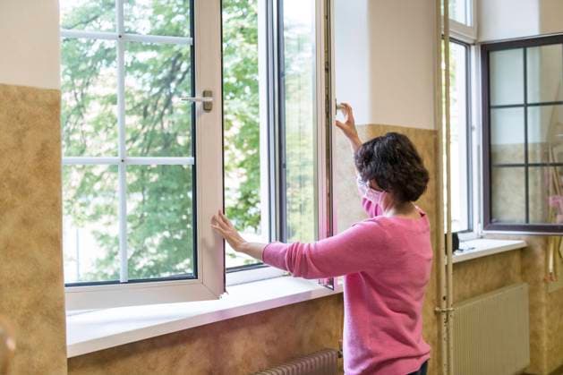 Lüften in einem Klassenzimmer, Lehrerin öffnet Fenster zum Lüften, Österreich, Europa *** Airing in a classroom, Teacher opens window to air, Austria, Europe Copyright: imageBROKER SonjaxJordan ibxjor05902937.jpg