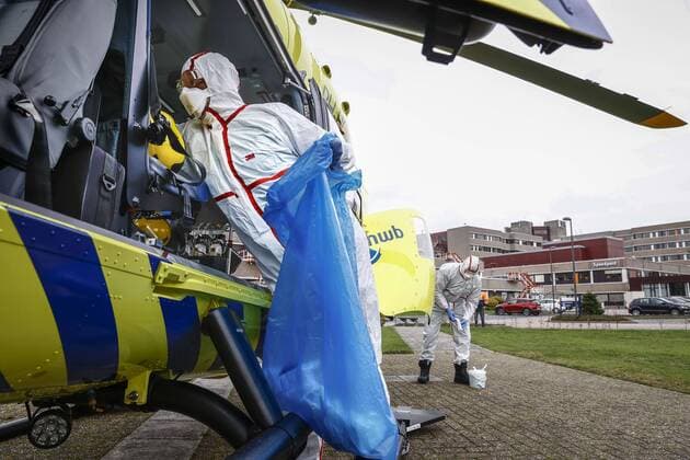 ALMELO The Lifeliner 5, a trauma helicopter specially equipped for the rapid transport of intensive care patients, is disinfected after transporting a coronavirus victim from Erasmus MC to ZGT In the spring this trauma helicopter was also used for corona transport in the Netherlands and Germany ANP VINCENT JANNINK  Copyright: xHollandsexHoogtex xxANPx x424160571x
