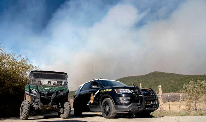 October 19, 2020, USA: State Police and Mora County Sheriff s Office blocks off roads north or Chacon and Forest Service fire fighters battle the Luna Fire, Monday October 19, 2020. USA - ZUMAab1_ 20201019_zaf_ab1_005 Copyright: xEddiexMoorex