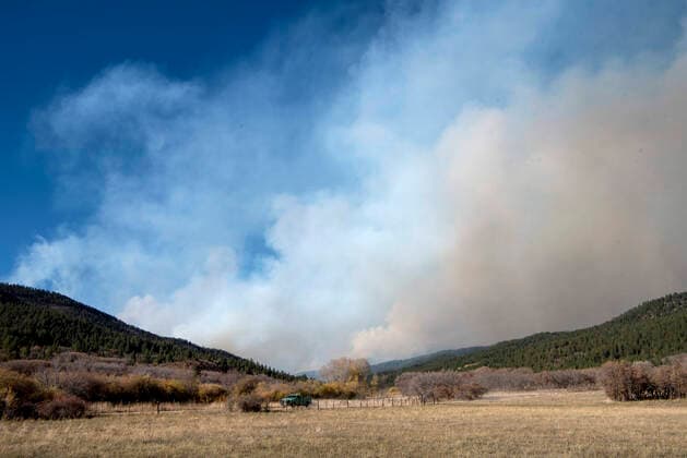 October 19, 2020, USA: Forest Service fire fighters battle the Luna Fire burning in the Carson National Forest north of Chacon, Monday October 19, 2020. USA - ZUMAab1_ 20201019_zaf_ab1_006 Copyright: xEddiexMoorex