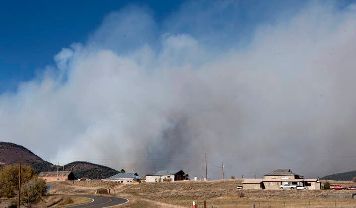 October 19, 2020, USA: Forest Service fire fighters battle the Luna Fire burning in the Carson National Forest north of Chacon, Monday October 19, 2020. USA - ZUMAab1_ 20201019_zaf_ab1_007 Copyright: xEddiexMoorex