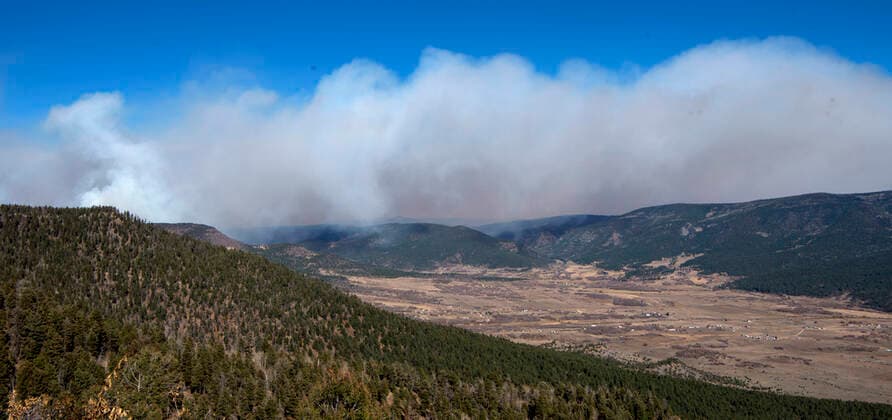 October 19, 2020, USA: Forest Service fire fighters battle the Luna Fire burning in the Carson National Forest north of Chacon, Monday October 19, 2020. USA - ZUMAab1_ 20201019_zaf_ab1_008 Copyright: xEddiexMoorex
