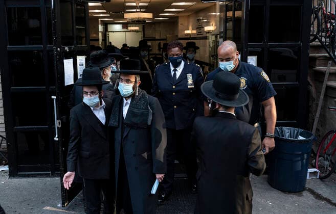Bilder des Jahres 2020, News 10 Oktober News Themen der Woche KW43 News Bilder des Tages NYS officials halt planned 10,000-person wedding NYPD Brooklyn North commander Chief Judith Harrison seen outside of Congregation Yetev Lev D Satmar where state officials halt planned 10,000-person wedding in Brooklyn. New York state issued an order barring the mass gathering, which would violate coronavirus restrictions, order was signed by Dr. Howard Zucker, Health Department Commissioner. The state limit on wedding receptions in New York City is 50 people. Later Satmar has announced that they have downsized a wedding. New York New York United States Copyright: LevxRadin