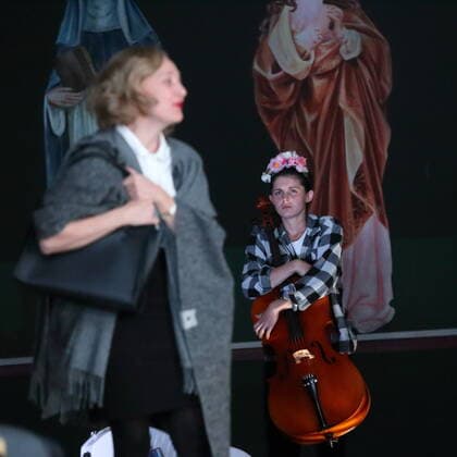 Regine Zimmermann und Lorena Handschin, v.l., während der Fotoprobe für das Stück Zdenek Adamec in den Kammerspielen des Deutschen Theaters Berlin, 19. Oktober 2020. Von Peter Handke. Regie Jossi Wieler. Bühne und Kostüme Jens Kilian. Premiere ist am 21. Oktober 2020. Deutsches Theater Berlin Zdenek Adamec *** Regine Zimmermann and Lorena Handschin, from left, during the photo rehearsal for the play Zdenek Adamec in the Kammerspiele of the Deutsches Theater Berlin, 19 October 2020 Directed by Peter Handke Jossi Wieler Stage and costumes Jens Kilian Premiere is on 21 October 2020 Deutsches Theater Berlin Zdenek Adamec