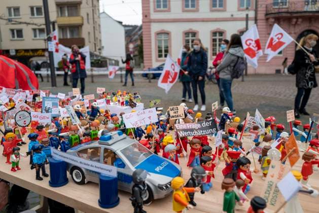 500 Playmobilfiguren bilden Demonstrationszug Öffentliche Aktion der GEW im Rahmen der aktuellen Tarifrunde bei Bund und Kommunen auf dem Schillerplatz (vor dem Innenministerium Rheinland-Pfalz) in Mainz 20.10.2020 *** 500 Playmobil figures form a demonstration procession Public action by the GEW as part of the current collective bargaining round at federal and local level on Schillerplatz in front of the Ministry of the Interior of Rhineland-Palatinate in Mainz 20 10 2020
