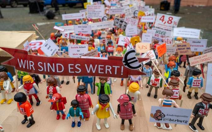 500 Playmobilfiguren bilden Demonstrationszug Öffentliche Aktion der GEW im Rahmen der aktuellen Tarifrunde bei Bund und Kommunen auf dem Schillerplatz (vor dem Innenministerium Rheinland-Pfalz) in Mainz 20.10.2020 *** 500 Playmobil figures form a demonstration procession Public action by the GEW as part of the current collective bargaining round at federal and local level on Schillerplatz in front of the Ministry of the Interior of Rhineland-Palatinate in Mainz 20 10 2020