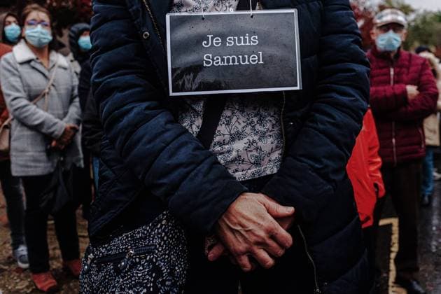 Bilder des Jahres 2020, News 10 Oktober News Themen der Woche KW43 News Bilder des Tages Thousands of people gathered Tuesday evening in Conflans-Saint-Honorine for a white march in homage to Samuel Paty. The crowd gathered around 6:30 pm in front of the college Le Bois-d Aulne, where the 47-year-old teacher was teaching. Some 6,000 people were present, according to estimates by the gendarmes on the spot.  JanxSchmidt-Whitley LexPictorium LePictorium_0235914