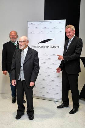 Jürgen Köster, Rolf Zick and Lutz Marmor at the award of the Leibniz Ring Hanover 2020 to Rolf Zick at the Leineschloss Since 1997, the Press Club Hanover has been honouring personalities or institutions with the Leibniz Ring Hanover every year who have attracted attention through an outstanding achievement or who have set a special example through the Foto:xU.xStammx xFuturexImage