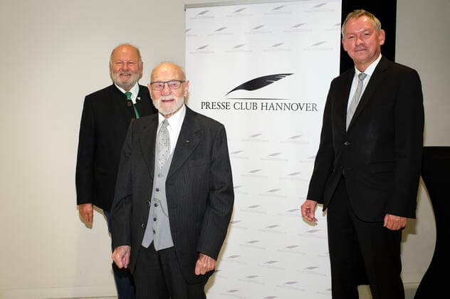 Jürgen Köster, Rolf Zick and Lutz Marmor at the award of the Leibniz Ring Hanover 2020 to Rolf Zick at the Leineschloss Since 1997, the Press Club Hanover has been honouring personalities or institutions with the Leibniz Ring Hanover every year who have attracted attention through an outstanding achievement or who have set a special example through the Foto:xU.xStammx xFuturexImage