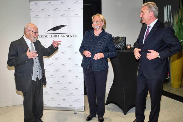 Rolf Zick, Eske Nannen and Christian Wulff at the award ceremony of the Leibniz Ring Hannover 2020 to Rolf Zick at the Leineschloss Since 1997, the Press Club Hannover has been honouring personalities or institutions with the Leibniz Ring Hannover every year who have attracted attention with an outstanding achievement or who have made a special mark wi Foto:xU.xStammx xFuturexImage