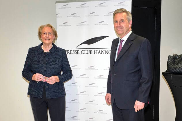 Eske Nannen and Christian Wulff at the award ceremony of the Leibniz Ring Hannover 2020 to Rolf Zick at the Leineschloss Since 1997, the Press Club Hannover has been honouring personalities or institutions with the Leibniz Ring Hannover every year who have attracted attention with an outstanding achievement or have made a special mark with their lifes work Hannov Foto:xU.xStammx xFuturexImage