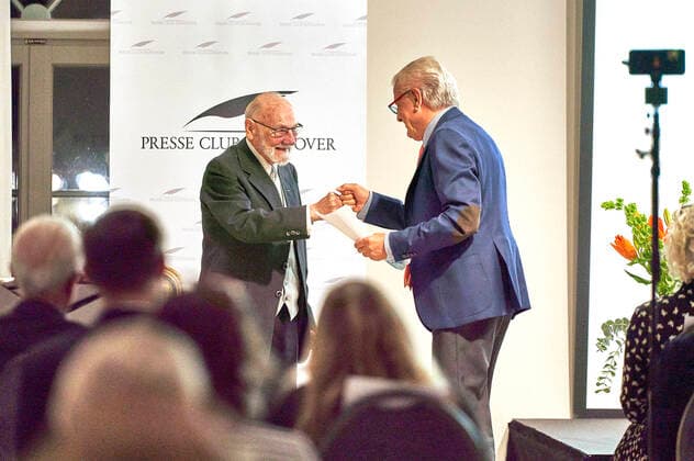 Rolf Zick and Jürgen Gansäuer at the Leibniz Ring Hanover 2020 award ceremony to Rolf Zick at the Leineschloss Since 1997, the Press Club Hanover has been honouring personalities or institutions with the Leibniz Ring Hanover every year who have attracted attention with an outstanding achievement or have made a special mark with their lifes work Hanover, 20 10 202 Foto:xU.xStammx xFuturexImage