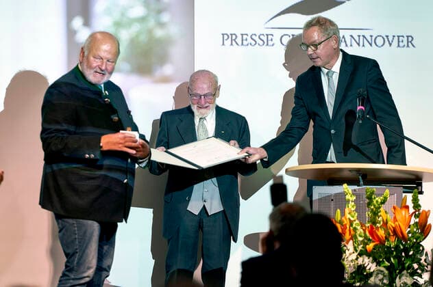 Jürgen Köster, Rolf Zick and Lutz Marmor at the award of the Leibniz Ring Hanover 2020 to Rolf Zick at the Leineschloss Since 1997, the Press Club Hanover has been honouring personalities or institutions with the Leibniz Ring Hanover every year who have attracted attention through an outstanding achievement or who have set a special example through the Foto:xU.xStammx xFuturexImage