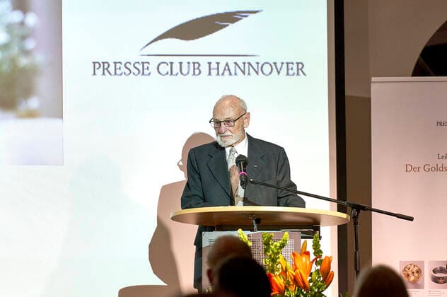 Rolf Zick at the Leibniz Ring Hanover 2020 to Rolf Zick at the Leineschloss Since 1997, the Press Club Hanover has been awarding the Leibniz Ring Hanover annually to personalities or institutions who have attracted attention through outstanding achievements or have made a special mark through their lifes work Hanover, 20 10 2020 Foto:xU.xStammx xFuturexImage