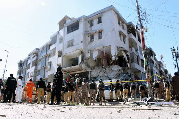 Bilder des Jahres 2020, News 12 Dezember News Bilder des Tages (201021) -- KARACHI, Oct. 21, 2020 -- Pakistani paramilitary force members examine a blast site in Pakistan s southern port city of Karachi on Oct. 21, 2020. Three people were killed and 15 others injured in an explosion inside a four-storey building in Pakistan s southern port city of Karachi on Wednesday morning, local media said. (Str Xinhua) PAKISTAN-KARACHI-EXPLOSION Stringer 