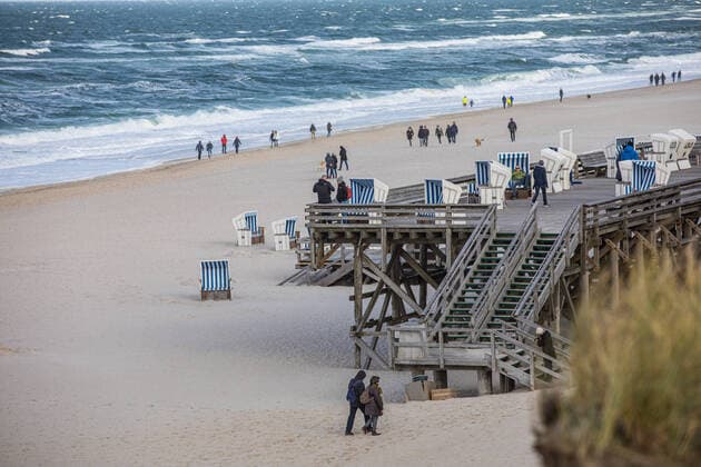 Luxury island Sylt in times of Corona 18 10 20 Sylt A stretch of beach in Kampen on a weekend on Sylt Many people take a walk on Germanys most popular island Only a few people wear masks The distance can often be maintained on the beach The good weather attracts many people outside Sylt Schleswig Holstein Germany Copyright: xLucaxFieldx
