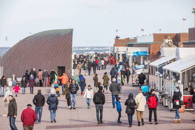 Luxury island Sylt in times of Corona 18 10 20 Sylt Hundreds of people on the promenade off Westerland In cloudy weather, many people take a walk along the beach on Ge Copyright: xLucaxFieldx