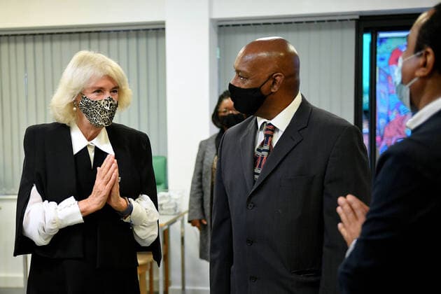 Bilder des Jahres 2020, Entertainment 10 Oktober Entertainment Themen der Woche KW43 Entertainment Bilder des Tages . 21 10 2020. London, United Kingdom. Camilla, The Duchess of Cornwall, wears a face mask during a visit to the Pepper Pot Centre, a charity set up to support African and Caribbean older people in London.  xPoolx xi-Imagesx IIM-21720-0001
