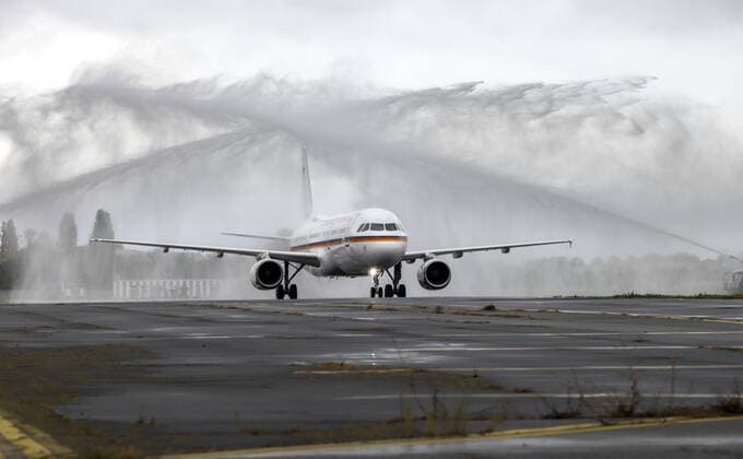 Heiko Maas, Bundesaussenminister, wird bei seiner letzten Landung, mit der Flugbereitschaft BMVg auf dem militaerischen Teil von Berlin-Tegel, von der Flughafen Feuerwehr mit einer Wasserburg empfangen. BM Maas reist mit einem Airbus A 321 aus Paris an. Ab naechster Woche startet und landet die Flugbereitschaft vom neuen Flughafen BER aus. Berlin, 15.10.2020 Berlin Deutschland *** Heiko Maas, Federal Minister of Foreign Affairs, will be welcomed by the airport fire brigade with a moated castle at his last landing with the BMVg air rescue service on the military part of Berlin Tegel BM Maas will travel with an Airbus A 321 from Paris Starting next week, the air rescue service will take off and land at the new airport BER from Berlin, 15 10 Copyright: xThomasxImo photothek.netx