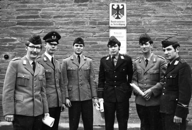DKP-Soldaten gruenden Soldat 70 1970 DEU, Deutschland, Bonn: Linke DKP-Leute gruenden eine Vereinigung von Soldaten mit dem Namen Soldat 70 und uebergeben das Gruendungsprotokoll dem Ministerium fuer Ve rteidigung in Bonn . DEU, Germany, Bonn: Left-wing DKP people found an association of soldiers called Soldier 70 and hand over the founding protocol to the Ministry of Defense in Bonn rteidigung in Bonn . NRW *** DKP soldiers found Soldier 70 1970 DEU, Germany, Bonn Left wing DKP people found an association of soldiers called Soldier 70 and hand over the founding protocol to the Ministry of Defense in Bonn DEU, Germany, Bonn Left wing DKP people found an association of soldiers called Soldier 70 and hand over the founding protoco