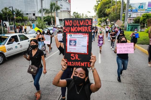Feminists and citizens in general demonstrate in the Mexican port of Acapulco, in the state of Guerrero, Mexico, 21 October 2020. Inhabitants of the coastal city of Acapulco demanded justice this Wednesday after the femicide of the 13-year-old Ayelin Iczae, murdered in the town of Tixtla, in Guerrero. Feminists protest after the murder of a girl in the Mexican port of Acapulco !ACHTUNG: NUR REDAKTIONELLE NUTZUNG!  Copyright: xDAVIDxGUZMÁNx MEX9282 20201022-637389426669826236