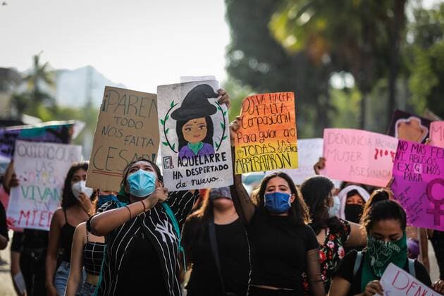Feminists and citizens in general demonstrate in the Mexican port of Acapulco, in the state of Guerrero, Mexico, 21 October 2020. Inhabitants of the coastal city of Acapulco demanded justice this Wednesday after the femicide of the 13-year-old Ayelin Iczae, murdered in the town of Tixtla, in Guerrero. Feminists protest after the murder of a girl in the Mexican port of Acapulco !ACHTUNG: NUR REDAKTIONELLE NUTZUNG!  Copyright: xDAVIDxGUZMÁNx MEX9277 20201022-637389427301863194