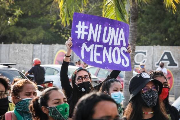 Feminists and citizens in general demonstrate in the Mexican port of Acapulco, in the state of Guerrero, Mexico, 21 October 2020. Inhabitants of the coastal city of Acapulco demanded justice this Wednesday after the femicide of the 13-year-old Ayelin Iczae, murdered in the town of Tixtla, in Guerrero. Feminists protest after the murder of a girl in the Mexican port of Acapulco !ACHTUNG: NUR REDAKTIONELLE NUTZUNG!  Copyright: xDAVIDxGUZMÁNx MEX9271 20201022-637389427322175900