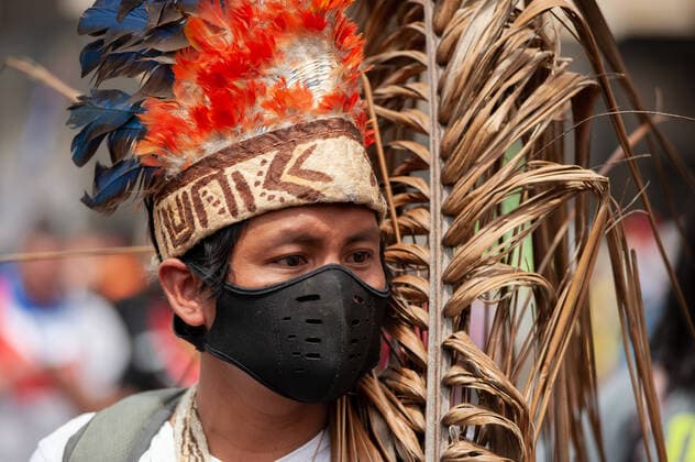 IMAGO Nature: Unsere Erde, Naturschutz, Indigene Völker Thousands of Colombians from political parties, syndicates, and also students and indigenous that came from the national Minga, protest in Bogota against massacres, the measures taken by president Ivan Duque during the pandemic, the implementation of the 2016 peace process and the assasination of social leaders in Plaza de Bolivar and Bogota s main streets, in Bogota, Colombia on october 21, 2020 Bogota Cundinamarca Colombia Copyright: xChepaxBeltranx CHE_20O_20201021_059