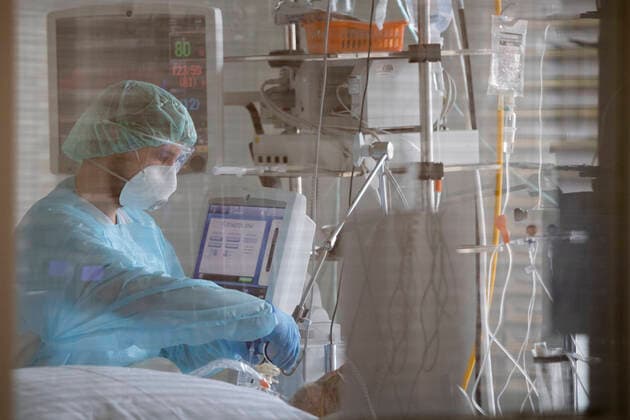 Healthcare workers, who care for COVID-19 patients, in an intensive care unit at the department of anaesthesiology and resuscitation at the Thomayer hospital in Prague, Czech Republic, October 21, 2020. A substantial part of the department s capacity is dedicated to the care of patients with covid-19 in serious condition. (CTKxPhoto OndrejxDeml) CTKPhotoP202010210850001 dml 014