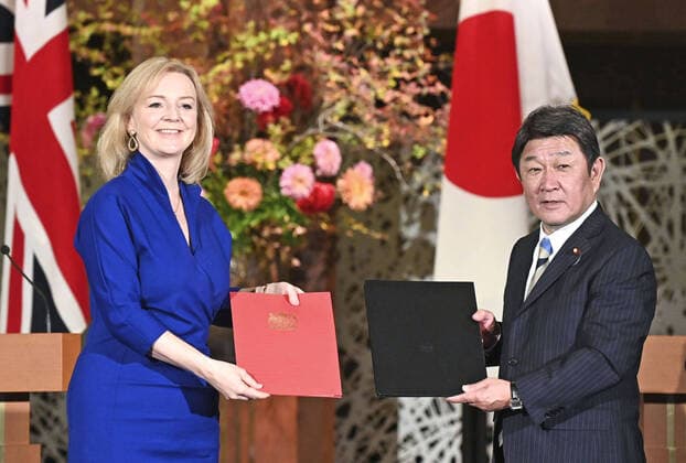 Bilder des Jahres 2020, News 10 Oktober News Themen der Woche KW43 News Bilder des Tages Japan, U.K. sign post-Brexit free trade agreement Japanese Foreign Minister Toshimitsu Motegi (R) and British International Trade Secretary Liz Truss pose in Tokyo on Oct. 23, 2020, after signing a post-Brexit bilateral free trade agreement. (Pool photo) 
