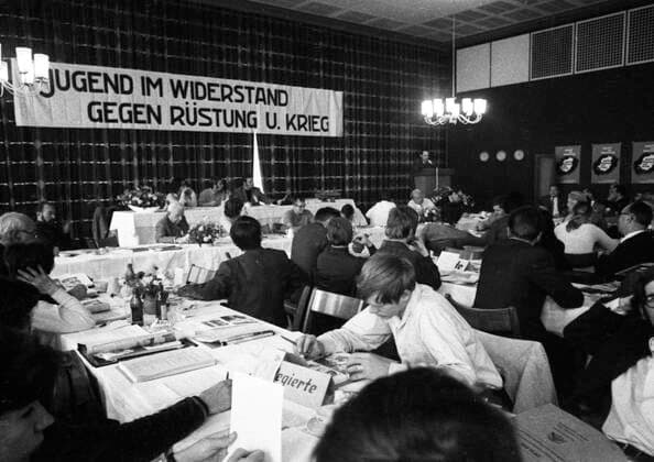Kriegsdienstgegner-Kongress (DFG-VK) 1970 DEU, Deutschland, Dortmund: Der Kongress der Internationale der Kriegsdienstgegner (DFG-VK) hier am 11.10.1970 in Dortmund setzte sich mit Ruestung und Krieg auseinander. DEU, Germany, Dortmund: The Congress of the International of War Opponents (DFG-VK) here on October 11, 1970 in Dortmund dealt with armament and war. NRW *** Congress of the International of War Opponents DFG VK here on October 11, 1970 in Dortmund dealt with armament and war DEU, Germany, Dortmund The Congress of the International of War Opponents DFG VK here on October 11, 1970 in Dortmund dealt with armament and war NRW