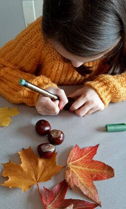Mathilda beim bemalen von Kastanien am 17.10.2020 in Rockenberg. Herbstbasteln *** Mathilda painting chestnuts on 17 10 2020 in Rockenberg Autumn handicrafts Copyright: epd-bild AnkexBingel EDITORIAL USE ONLY