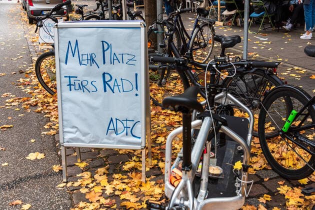 Kiel, 24 October 2020 Recently Kiel was voted the most bicycle-friendly city in 10 northern German cities To highlight further needs for cyclists and cycle paths, some organisations in Kiel today set up a pop up bike lane for a short time in Brunswiker Straße.