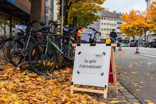 Kiel, 24 October 2020 Recently Kiel was voted the most bicycle-friendly city in 10 northern German cities To highlight further needs for cyclists and cycle paths, some organisations in Kiel today set up a pop up bike lane for a short time in Brunswiker Straße.