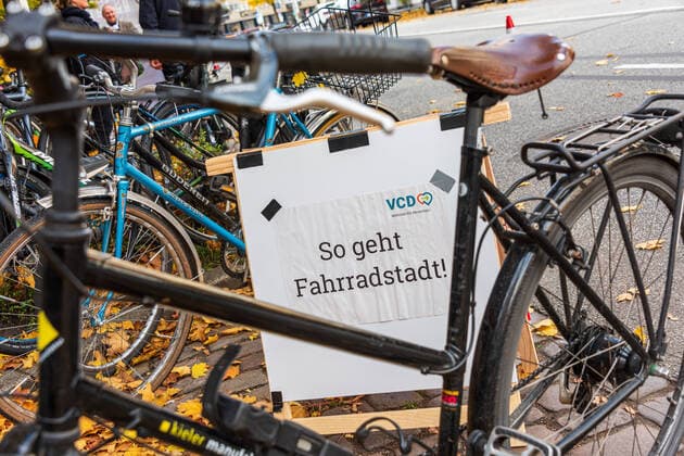 Kiel, 24 October 2020 Recently Kiel was voted the most bicycle-friendly city in 10 northern German cities To highlight further needs for cyclists and cycle paths, some organisations in Kiel today set up a pop up bike lane for a short time in Brunswiker Straße.