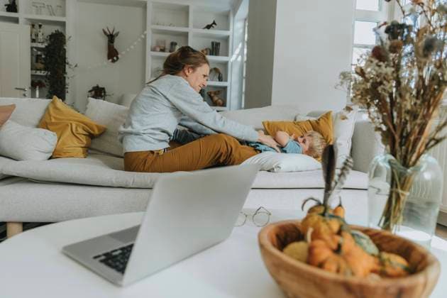 IMAGO Creative: 2021 Trends IMAGO Creative: Jahreszeit Winter, Couching Woman and boy playing on sofa at home model released Symbolfoto property released MFF06207