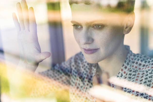 IMAGO Creative: Corporate: Klimaschutz, Digitalisierung und Urbanisierung Close-up of thoughtful female professional looking through window in office model released Symbolfoto property released UUF21523