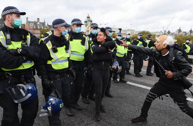 Bilder des Jahres 2020, News 10 Oktober News Themen der Woche KW43 News Bilder des Tages . 24 10 2020. London, United Kingdom. Anti Covid protest. A man is detained by police during an anti covid restrictions protest in Central London, this afternoon.  xGustavoxValientex xi-Imagesx IIM-21733-0022