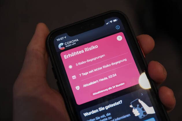 Corona WarnApp On the smartphone, the Corona Warnapp indicates an increased risk after three risk encounters have been registered During the second wave of infection, cases of the sick person increase massively again Solingen