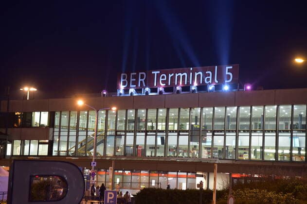 Bilder des Jahres 2020, News 10 Oktober News Themen der Woche KW43 News Bilder des Tages Aus SXF wird BER Lichtspiele zur feierlichen Eröffnung zur Umbenennung des Terminals Begrüssung und Übergabe der bisherigen Leuchtbuchstaben, Flughafen BER Terminal 5, ehemals Flughafen Schönefeld, Gemeinde im brandenburgischen Landkreis Dahme-Spreewald am 24.10.2020 *** SXF becomes BER Lichtspiele for the ceremonial opening to rename the terminal Welcome and handover of the previous illuminated letters, BER Terminal 5, formerly Schönefeld Airport, community in the Brandenburg district of Dahme Spreewald on 24 10 2020 Photopress Mueller