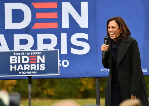 Bilder des Jahres 2020, News 10 Oktober News Themen der Woche KW43 News Bilder des Tages October 25, 2020, Troy, MI, USA: Democratic vice presidential candidate Sen. Kamala Harris (D-CA) speaks at the Canvass Kickoff event at the Troy Community Center in Troy, Michigan, on Sunday, Oct. 25, 2020. Troy USA - ZUMAm67_ 20201025_zaf_m67_034 Copyright: xRobinxBucksonx