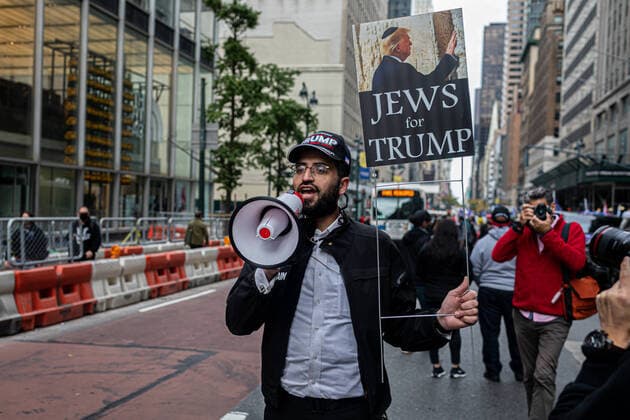 Bilder des Jahres 2020, News 10 Oktober News Themen der Woche KW43 News Bilder des Tages Divided Americans Clash in NYC On October 25, 2020, supporters of President Trump, including Jews for Trump, Proud Boys, and QAnon conspiracists, staged a rally in front of Trump Tower and then marched through midtown and into Times Square. Antifascist counter-protesters hurled insults and objects like paint-filled bottles and eggs along the route. There were at least 4 arrests. Manhattan New York United States Copyright: MichaelxNigro