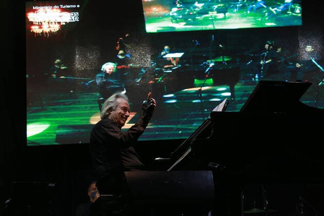 AMERICANA, SP - 25.10.2020: MAESTRO JOÃO CARLOS MARTINS FAZ CONCERTO - Maestro João Carlos Martins presented, this Sunday (25) the concert Na Roda with the Maestro, a tribute to the composer Johann Sebastian Bach, in Americana. The presentation was made in a drive-in format in the parking lot of the Maravilhas do Lar store. x1982725x  LeandroxFerreira