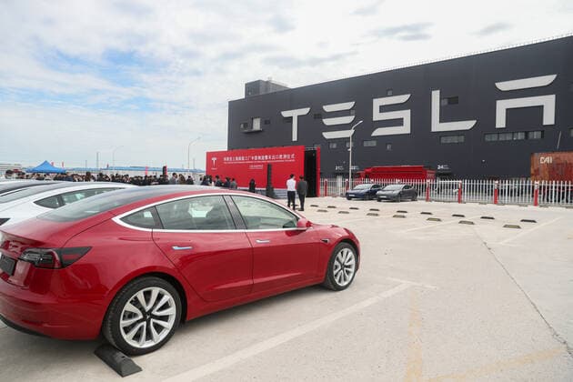 (201026) -- SHANGHAI, Oct. 26, 2020 -- Photo taken on Oct. 26, 2020 shows the Tesla China-made Model 3 vehicles at its gigafactory in Shanghai, east China. U.S. carmaker Tesla announced Monday that it will export 7,000 vehicles of made-in-China Model 3 to Europe on Tuesday. The batch of sedans is expected to arrive at the port of Zeebrugge in Belgium by sea at the end of November, before being sold in European countries including Germany, France, Italy, Spain, Portugal and Switzerland. Tesla delivered the first batch of made-in-China Model 3 sedans to the public earlier this year, one year after the company broke ground on its first overseas plant. ) CHINA-SHANGHAI-TESLA-MADE-IN-CHINA MODEL 3-EXPORT-EUROPE (CN) DingxTing