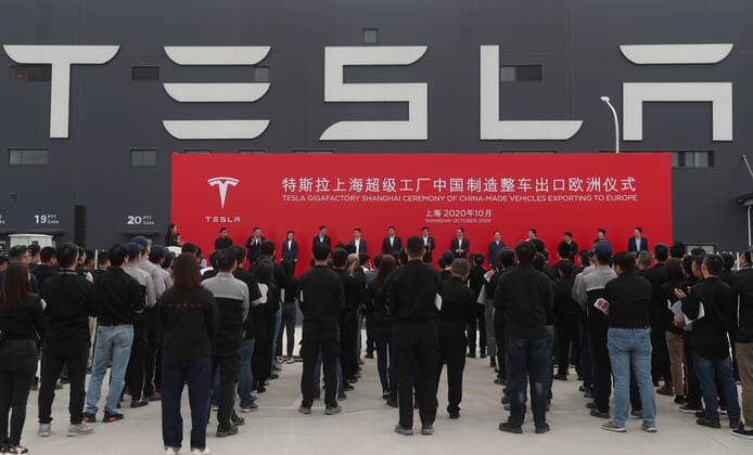 (201026) -- SHANGHAI, Oct. 26, 2020 -- A ceremony of Tesla China-made Model 3 vehicles exporting to Europe is held at its gigafactory in Shanghai, east China, Oct. 26, 2020. U.S. carmaker Tesla announced Monday that it will export 7,000 vehicles of made-in-China Model 3 to Europe on Tuesday. The batch of sedans is expected to arrive at the port of Zeebrugge in Belgium by sea at the end of November, before being sold in European countries including Germany, France, Italy, Spain, Portugal and Switzerland. Tesla delivered the first batch of made-in-China Model 3 sedans to the public earlier this year, one year after the company broke ground on its first overseas plant. ) CHINA-SHANGHAI-TESLA-MADE-IN-CHINA MODEL 3-EXPORT-EUROPE (CN) Di