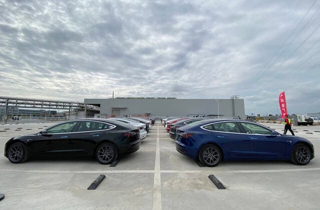 (201026) -- SHANGHAI, Oct. 26, 2020 -- Photo taken on Oct. 26, 2020 shows the Tesla China-made Model 3 vehicles at its gigafactory in Shanghai, east China. U.S. carmaker Tesla announced Monday that it will export 7,000 vehicles of made-in-China Model 3 to Europe on Tuesday. The batch of sedans is expected to arrive at the port of Zeebrugge in Belgium by sea at the end of November, before being sold in European countries including Germany, France, Italy, Spain, Portugal and Switzerland. Tesla delivered the first batch of made-in-China Model 3 sedans to the public earlier this year, one year after the company broke ground on its first overseas plant. ) CHINA-SHANGHAI-TESLA-MADE-IN-CHINA MODEL 3-EXPORT-EUROPE (CN) DingxTing